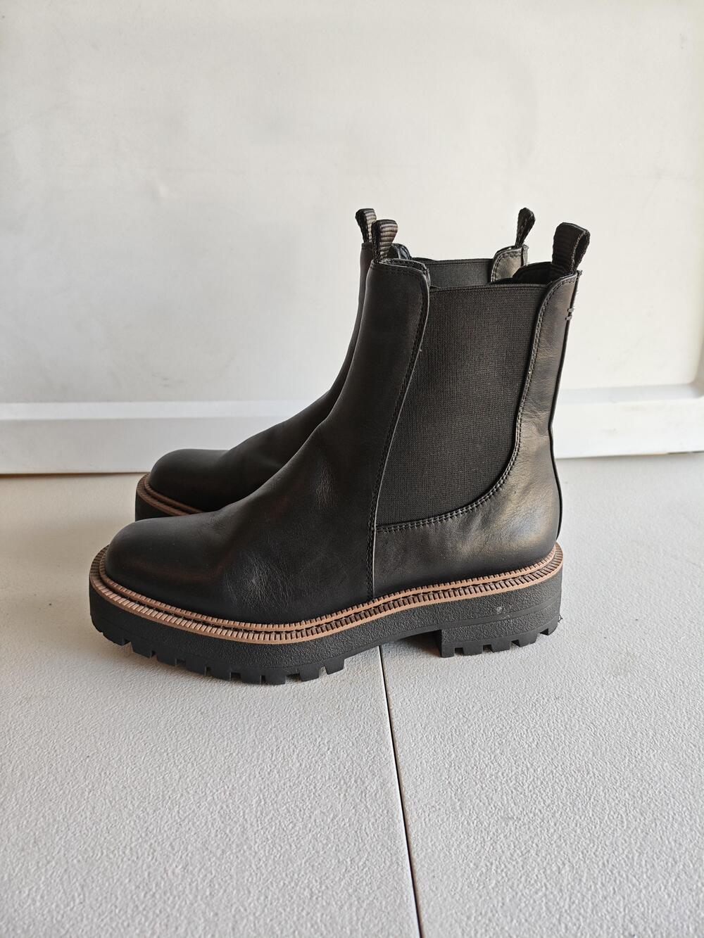 Sam Edelman Boots Womens Size 7.5 Black Leather Chelsea Lug Sole Ankle Booties